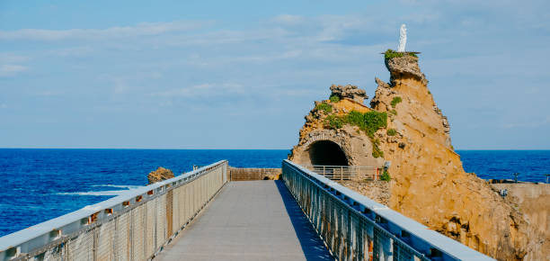 rocher de la vierge em biarritz, banner web - rocher de la vierge - fotografias e filmes do acervo