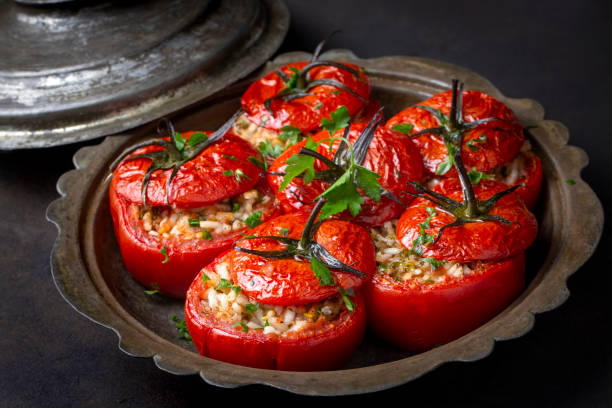 comida tradicional turca; tomates rellenos con aceite de oliva rellenos de arroz - stuffed tomato fotografías e imágenes de stock