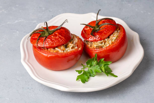 comida tradicional turca; tomates rellenos con aceite de oliva rellenos de arroz. nombre turco; domates dolmasi - stuffed tomato fotografías e imágenes de stock