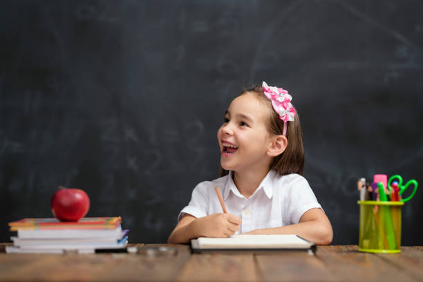 학교 개념으로 돌아가기, 행복한 웃는 어린이 학생 공부 - blackboard apple learning education 뉴스 사진 이미지