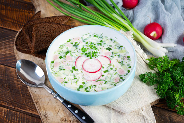 ヨーグルトと野菜の夏の冷たいスープ。伝統的なロシアの冷たいスープオクロシカ - soup cold russian culture traditional culture ストックフォトと画像