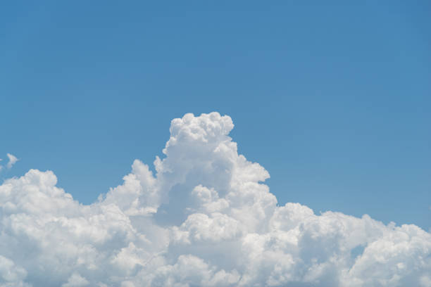 cielo estivo - massa di nuvole foto e immagini stock