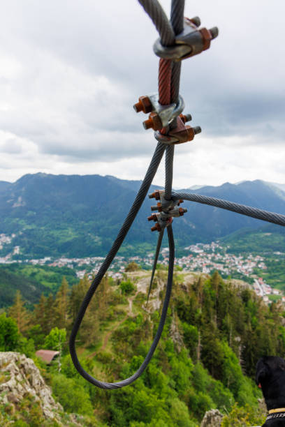 kabel mit befestigung mit schrauben und muttern von, im freien - chain flexibility strength cloud stock-fotos und bilder