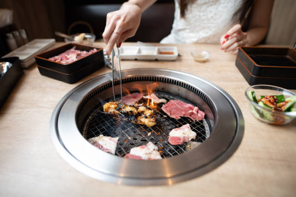 일본 야키니쿠 식당에서 식사하는 여성 - yakiniku 뉴스 사진 이미지