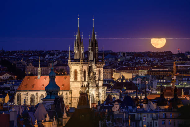 la super pleine lune de 2022 au-dessus de l’église notre-dame devant týn à prague. - tyn church photos et images de collection