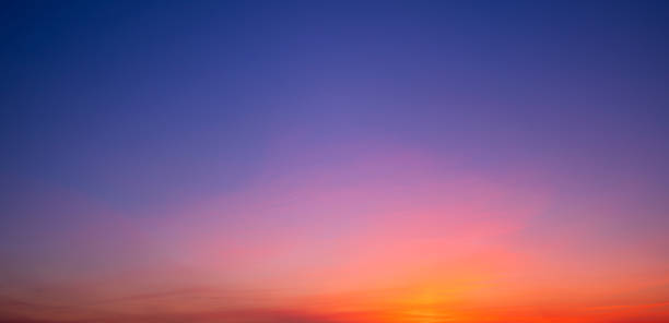 bellissimo cielo idilliaco al tramonto - perfection horizon over land season horizon foto e immagini stock