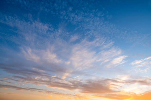 bellissimo cielo idilliaco al tramonto - perfection horizon over land season horizon foto e immagini stock