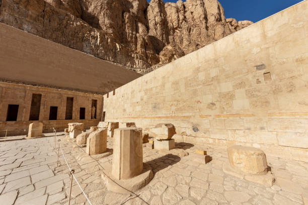 bela vista diurna do templo de hatshepsut. templo mortuário do faraó da dinastia hatshepsut. jeser-jeseru é uma obra-prima da arquitetura egípcia antiga. o santuário é esculpido nas rochas. - egyptian dynasty - fotografias e filmes do acervo