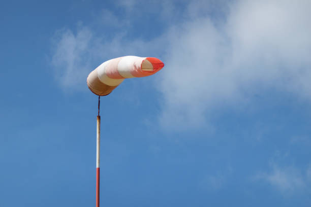 bolsa de aire contra el cielo azul - windsock sky natural phenomenon gale fotografías e imágenes de stock