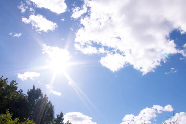雲のある明るい太陽と青い空。異常熱の概念 - freak wave ストックフォトと画像