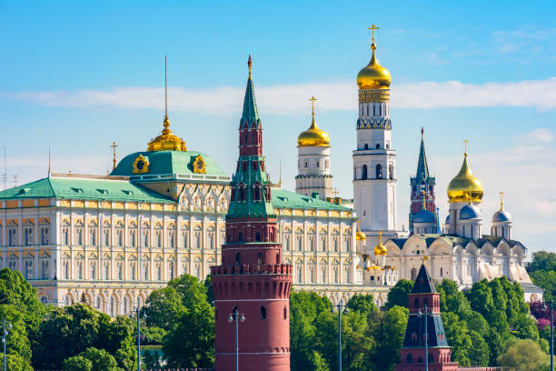 torri del cremlino di mosca con il grande palazzo del cremlino in estate, russia - moscow russia russia river panoramic foto e immagini stock