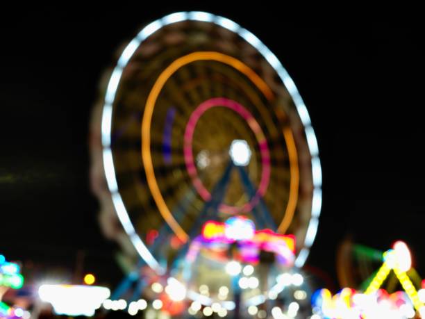 lunapark - blurred motion amusement park spinning lighting equipment photos et images de collection