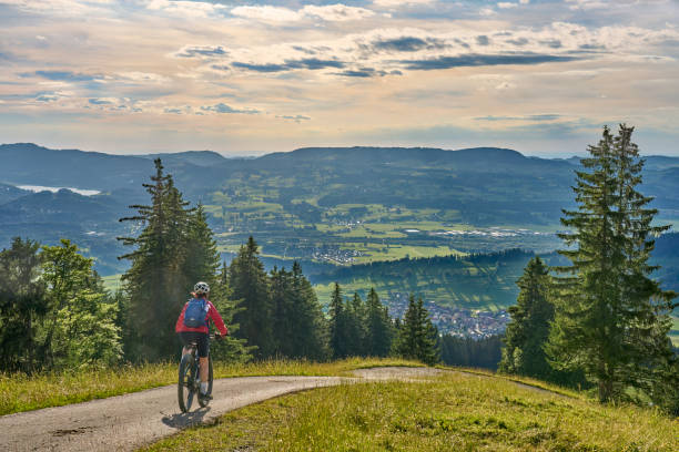 nette frau mit elektro-mountainbike in den allgäuer alpen, deutschland - weiler im allgau stock-fotos und bilder