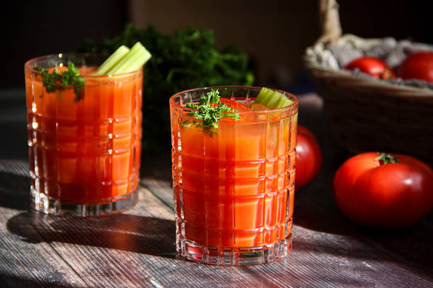 cocktail rafraîchissant bloody mary - tomato juice drink celery juice photos et images de collection