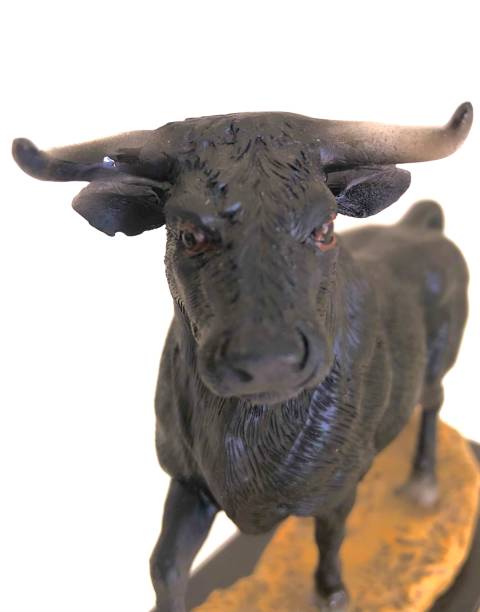 황소 복제본, 나무 - bull horned bullfight toy 뉴스 사진 이미지