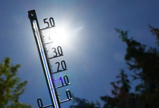 Heatwave over Europe A thermometer shows 37° C with a blinding sun in the background Europa stock pictures, royalty-free photos & images
