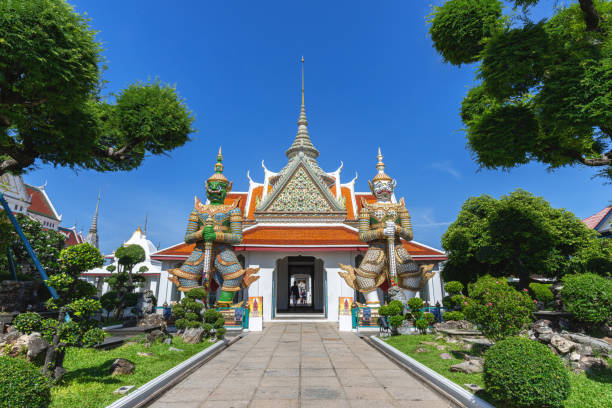 wat arun (thai name), the famous ancient temples in bangkok, thailand, jul 18, 2022. - gold pagoda temple synagogue imagens e fotografias de stock