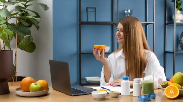 Photo of Nutritionist recommends to eat citrus fruit to client during remote appointment