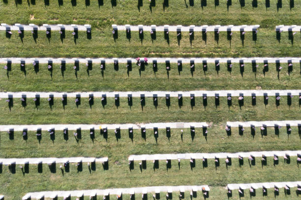 anteny dronowe z nagrobkami wojskowymi i nagrobkami ozdobionymi flagami na dzień pamięci z góry z cieniami - marines funeral veteran us memorial day zdjęcia i obrazy z banku zdjęć