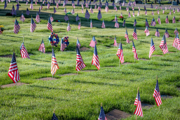 wojskowe nagrobki i nagrobki ozdobione flagami na dzień pamięci - marines funeral veteran us memorial day zdjęcia i obrazy z banku zdjęć