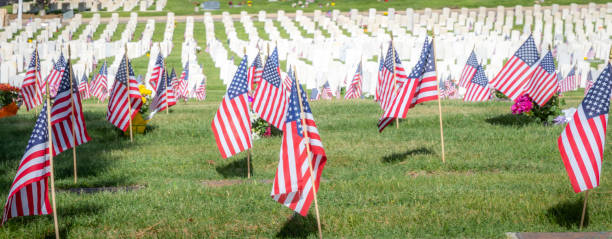 wojskowe nagrobki i nagrobki ozdobione flagami na dzień pamięci - marines funeral veteran us memorial day zdjęcia i obrazy z banku zdjęć