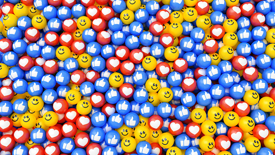 Fondo del icono de redes sociales. Bolas multicolores con cara de sonrisa, corazón y símbolos de pulgar hacia arriba. photo