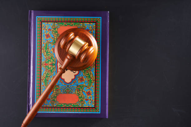 scharia oder islamisches rechtskonzept mit hammer und koran an der tafel - sharia stock-fotos und bilder
