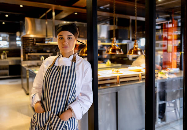 レストランで働く女性シェフの肖像 - hat women chef occupation ストックフォトと画像