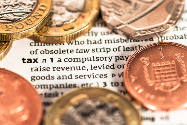 определение налога с монетами великобритании - one pence coin british coin coin currency стоковые фото и изображения