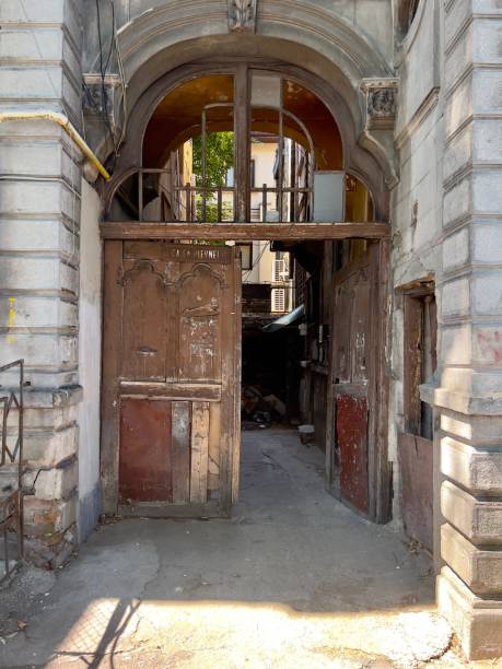 木製のドアが開いた放棄された家の入り口と内部にゴミがある - door open house facade ストックフォトと画像