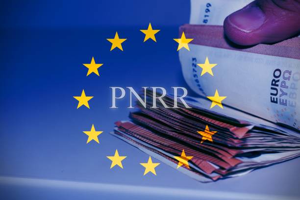 conteo manual de billetes europeos con el signo pnnr concepto de ayuda financiera - crisis european union currency europe debt fotografías e imágenes de stock