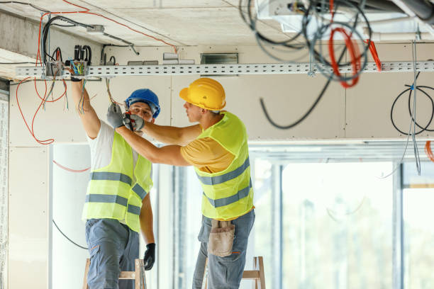 eu preciso cortar este cabo aqui - hardhat equipment installing work tool - fotografias e filmes do acervo