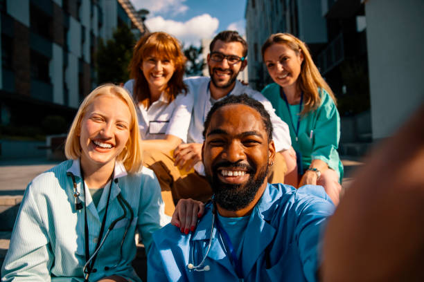 To remember our medical internship Close up of Diverse medicine students in uniform taking selfie in front of Hospital medical occupation stock pictures, royalty-free photos & images