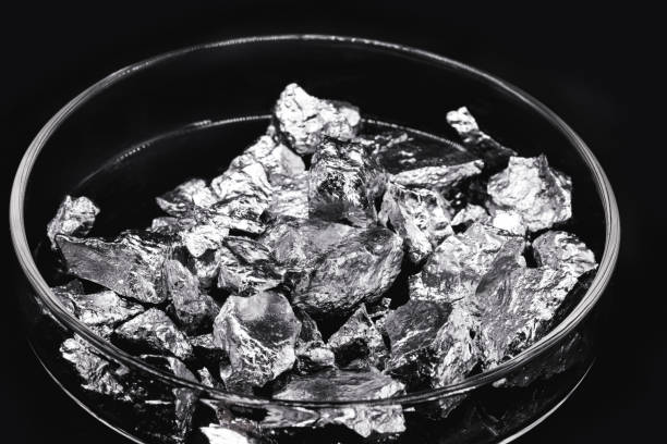 o cromo, um elemento químico metálico, é um metal de transição essencial para a fabricação de aço inoxidável, ou pigmentos cromados. - sulfide - fotografias e filmes do acervo