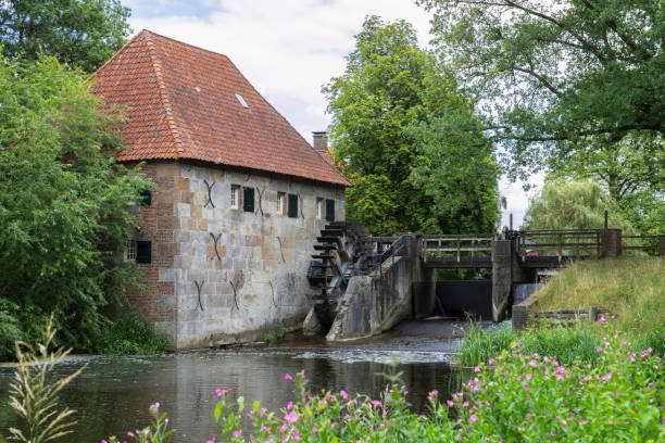 Mallumse mill; water mill on the Berkel in the hamlet of Mallem in the Dutch municipality of Berkelland. Mallumse mill; water mill on the Berkel in the hamlet of Mallem in the Dutch municipality of Berkelland, within walking distance of the village of Eibergen. old flour mill stock pictures, royalty-free photos & images