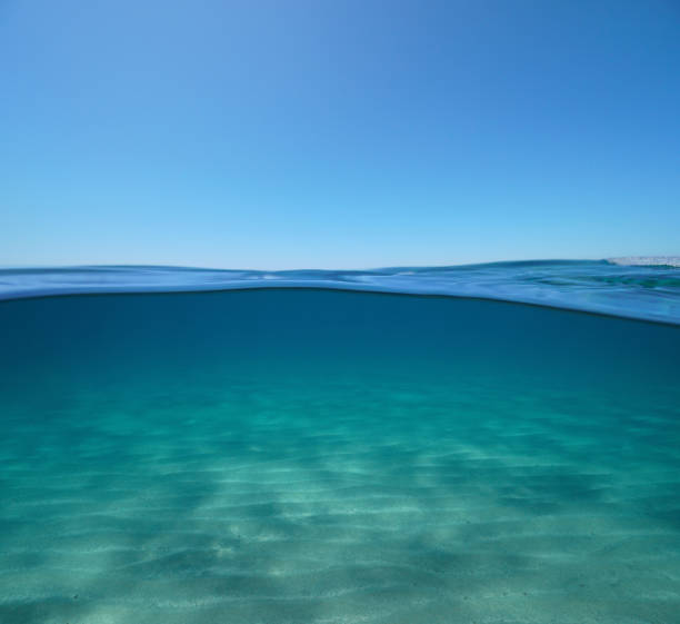 blue sky with sand underwater sea over under water - ocean under water stockfoto's en -beelden