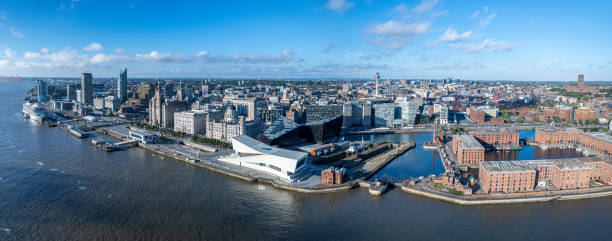 la vista aerea del drone di liverpool con il fiume mersey in primo piano. - river mersey foto e immagini stock