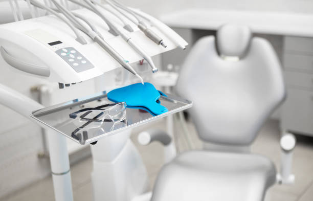 클리닉에서 치과 의사의 직장. 치과 수술 및 보호 안경을위한 도구. - dental drill dental hygiene dental equipment dentist office 뉴스 사진 이미지