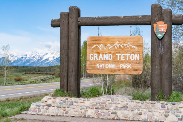 znak wejścia do parku narodowego grand teton - teton valley zdjęcia i obrazy z banku zdjęć