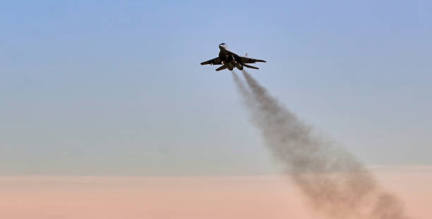 航空機は軍用飛行場から飛ぶ - navy pilot armed forces military ストックフォトと画像