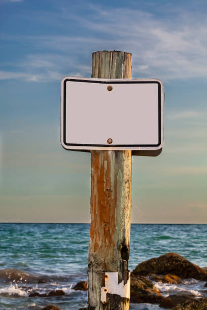 placa em branco na água - blank sign post - fotografias e filmes do acervo