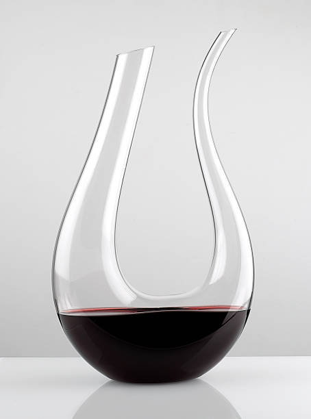 dekanter für rotwein auf weißem grund - wine decanter elegance pouring stock-fotos und bilder