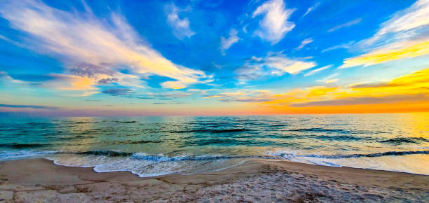 onde turchesi che si infrangono sulla spiaggia al tramonto - fish sand beach horizontal foto e immagini stock