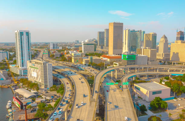 ikonische luftaufnahme der interstate 95 in miami, florida mit skyline in view - interstate 95 stock-fotos und bilder