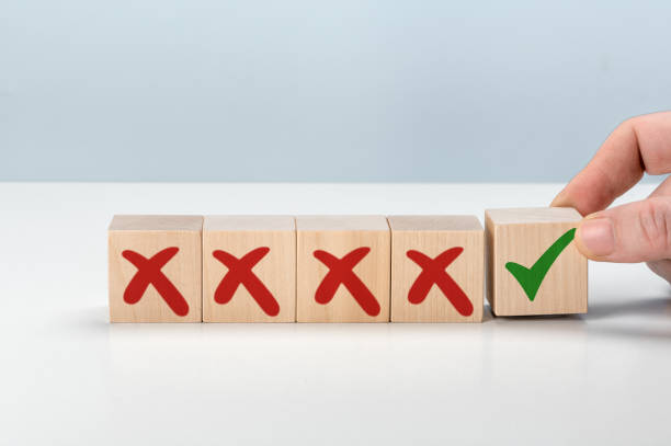 Man Hand selects checkbox with green checkmark from row of multiple boxes with red crosses. Pro and contra or Accept and Decline. Strategy of choice. Concept of positive or negative decision man hand selecciona la casilla de verificación con marca de verificación verde de la fila de varias casillas con cruces rojas. correcto o incorrecto. concepto de toma de decisiones positivas o negativas o elección de aprobación o rechazo