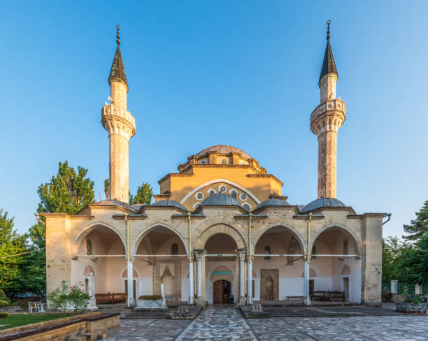 mesquita em yevpatoria na crimeia juma jami ou khan-jami também conhecida como a mesquita de sexta-feira. - yevpatoria - fotografias e filmes do acervo