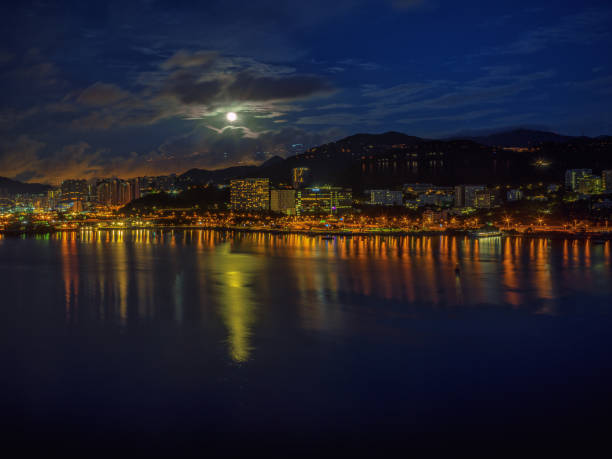 At 5 o'clock in the morning, the super moon, rarely seen in 50 years, shone on the Sha Tin Racecourse and the Chinese University of Hong Kong at the foot of Tai Mo Shan as well as Sha Tin Sea.
