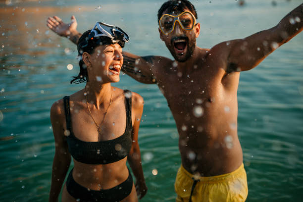 cieszmy się tym latem w najlepszym wydaniu - swimming animal beach casual loving zdjęcia i obrazy z banku zdjęć