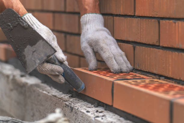 espátulas de mason mancha argamassa de cimento no tijolo. alvenaria ao construir casa ou cerca de pedra - mason brick bricklayer installing - fotografias e filmes do acervo