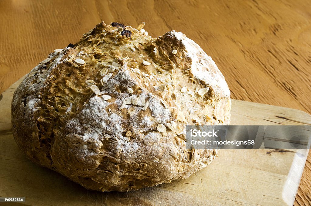 Molde de pan de Soda irlandés en madera de sobremesa - Foto de stock de Pan de soda libre de derechos